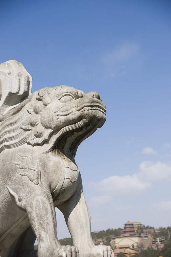 无人,颐和园,宫殿,竖图,室外,白天,仰视,旅游,度假,名胜古迹,山,山脉,树林,植物,标志建筑,地标,建筑,哺乳动物,野生动物,狮子,雕塑,北京,中国,亚洲,阴影,辟邪,遗迹,艺术,装饰,光线,雕刻,雕像,影子,山峰,云,云朵,山峦,首都,云彩,古迹,文化,文物,娱乐,建设,古建筑,石雕,树,树木,蓝色,绿色,白云,蓝天,天空,阳光,自然,动物,工艺品,石狮,群山,天,祈祷,享受,休闲,健康,旅游胜地,放松,许愿,生长,晴朗,成长,纪念,祈求,美术,宫廷,权利,主题,凶猛,陈列,古文明,东亚,海淀区,万寿山,中华人民共和国,北京市,京,北平,华北地区,功能,美学,驱邪,祛邪,避邪,佛香阁,皇家园林,王宫,守护神,清漪园,残暴,平安,凶残,晴空,彩图,低角度拍摄,皇宫
