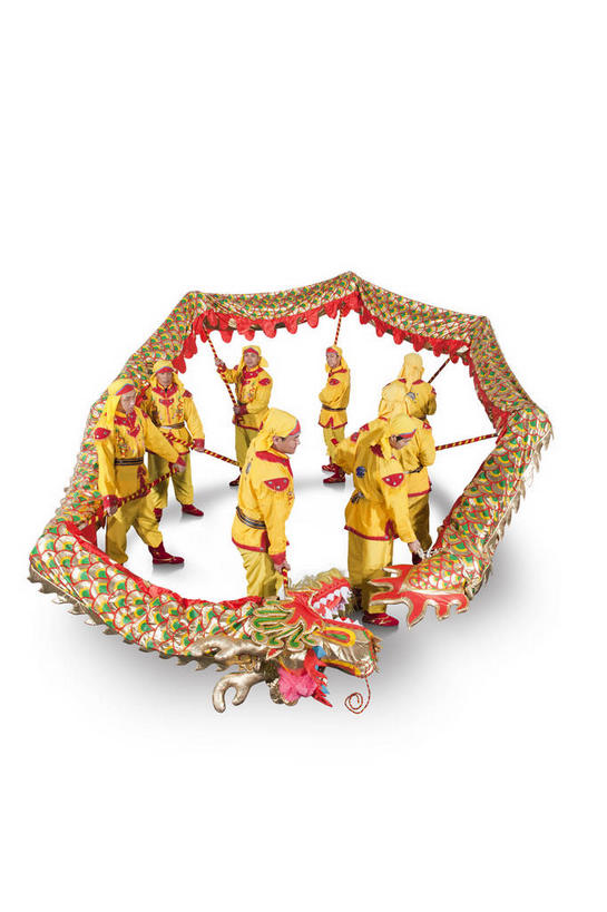 东方人,站,竖图,俯视,室内,白天,白色背景,亚洲,表演,握,服装,辟邪,环绕,围绕,头巾,头饰,许多人,拿,环抱,拿着,注视,黄种人,文化,排列,舞龙,衣服,黄色,发饰,观察,看,祈祷,祈福,站着,一群人,健康,握着,许愿,摄影,服饰,影棚,观看,祈求,察看,衣着,穿着,关注,摄影棚,表演服,演出服,驱邪,祛邪,避邪,摆列,萦绕,衣饰,道具服,平安,男人,男性,年轻男性,中年男性,亚洲人,站立,彩图,高角度拍摄,全身,影棚拍摄,拍摄,舞蹈,布列,分列,玩龙灯