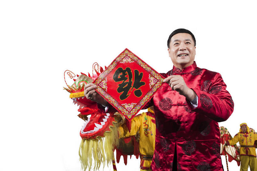 东方人,两个人,站,笑,微笑,露齿笑,横图,室内,白天,白色背景,正面,民族服装,幸福,亚洲,一张,表演,握,服装,辟邪,艺术,拿,拿着,注视,黄种人,文化,舞龙,衣服,黄色,红色,福字,观察,看,祈祷,祈福,站着,健康,握着,许愿,摄影,服饰,影棚,观看,祈求,察看,衣着,穿着,关注,中国文化,摄影棚,表演服,演出服,祝愿,驱邪,祛邪,避邪,福,衣饰,福气,道具服,平安,男人,男性,年轻男性,中年男性,亚洲人,站立,半身,彩图,影棚拍摄,传统服装,民俗服,拍摄,舞蹈,福运,春节贴,福字帖,唐装,传统文化,玩龙灯