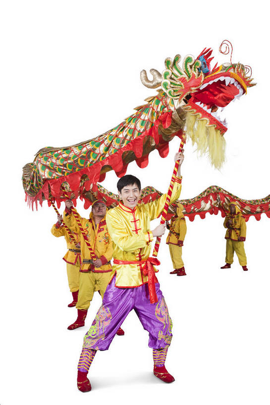 东方人,站,举,笑,微笑,露齿笑,竖图,室内,白天,白色背景,正面,亚洲,表演,握,服装,辟邪,许多人,拿,拿着,注视,黄种人,文化,腰带,舞龙,衣服,观察,看,祈祷,祈福,托,站着,一群人,健康,握着,许愿,摄影,服饰,影棚,观看,张开双腿,皮带,捆绑,祈求,察看,衣着,穿着,关注,摄影棚,表演服,演出服,配饰,驱邪,祛邪,避邪,绑缚,裤带,衣饰,展开双腿,道具服,平安,男人,男性,年轻男性,亚洲人,举起,举手,举着,向上举,向上伸,向上托,站立,彩图,全身,影棚拍摄,拍摄,舞蹈,伸展双腿,玩龙灯