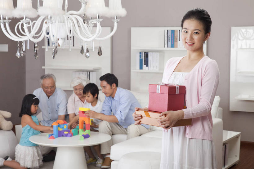 东方人,儿童,老年人,夫妻,母亲,父亲,女儿,祖母,祖父,三代同堂,客厅,站,坐,捧,笑,微笑,露齿笑,横图,室内,白天,正面,裙子,爱情,游戏,纯洁,柜子,沙发,桌子,鸟,书籍,玩具,照明,亚洲,一排,许多,连衣裙,服装,整齐,装饰,木制,鸟类,丝绸,丝带,头饰,眼镜,墙,灯光,缎带,很多,许多人,浪漫,玩,茶几,注视,休闲装,黄种人,娱乐,祖孙三代,吊灯,墙壁,墙面,绸带,灯,排列,小孩,衣服,发箍,发饰,木制品,饰品,书本,橱柜,灯具,书柜,观察,看,站着,一群人,休闲,温暖,温馨,父女,母女,休闲服,书橱,恩爱,父爱,可爱,母爱,童年,童趣,益智,恋人,服饰,奶奶,爷爷,头箍,观看,活动,祖孙,老花镜,华丽,修饰,照亮,点缀,和睦,察看,起居室,照明设备,储存,队列,发泄,关注,消遣,智力,发卡,布艺沙发,童真,烂漫,无邪,配饰,外婆,外孙女,外祖母,外公,外祖父,外孙,外孙子,宣泄,衬托,美观,雅致,雅观,客堂,远视眼镜,储备,蕴藏,贮备,鹀,芦鹀,天真,老年男性,老年女性,男孩,男人,男性,年轻男性,年轻女性,女孩,女人,女性,亚洲人,孩子,年轻人,夫妇,情侣,全家福,孙女,孙子,书,图书,端,端着,捧着,手捧,玩耍,嬉戏,站立,坐着,半身,彩图,伴侣,融洽,贮存,男生,女生,爸爸,多代同堂,妈妈