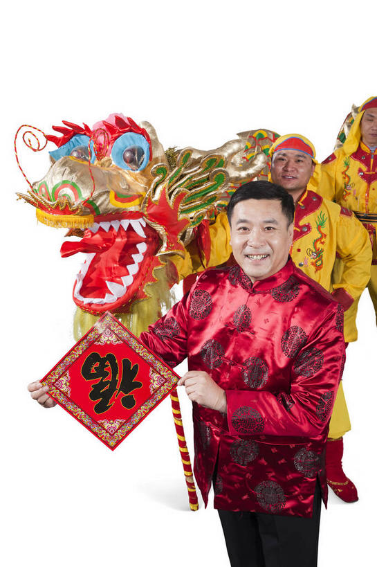东方人,一个人,站,笑,微笑,露齿笑,竖图,室内,白天,白色背景,正面,民族服装,幸福,亚洲,仅一个男性,仅一个人,仅一个中年男性,一张,表演,握,辟邪,艺术,拿,拿着,注视,黄种人,文化,舞龙,福字,观察,看,祈祷,祈福,站着,健康,握着,许愿,摄影,影棚,观看,祈求,察看,关注,中国文化,摄影棚,祝愿,驱邪,祛邪,避邪,福,福气,平安,男人,男性,中年男性,亚洲人,站立,半身,彩图,影棚拍摄,传统服装,民俗服,拍摄,舞蹈,福运,春节贴,福字帖,唐装,传统文化,玩龙灯
