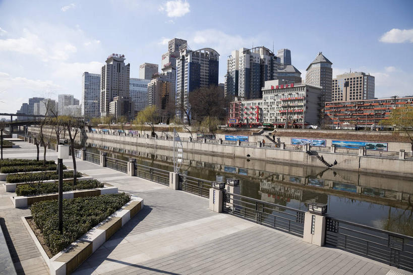 无人,高楼大厦,栏杆,横图,全景,室外,白天,仰视,度假,草地,草坪,河流,美景,水,天际线,植物,窗户,城市风光,城市,大厦,建筑,路灯,摩天大楼,照明,北京,中国,亚洲,阴影,光线,影子,墙,河水,景观,水流,云,云朵,建筑群,围栏,灯光,首都,云彩,娱乐,建设,护栏,玻璃窗,墙壁,墙面,灯,草,蓝色,绿色,白云,倒影,蓝天,天空,阳光,天,享受,休闲,景色,放松,晴朗,照亮,倒映,照明设备,东亚,中华人民共和国,北京市,京,北平,华北地区,朝阳区,通州区,反照,晴空,彩图,低角度拍摄,大楼,高层建筑,高楼,摩天楼,通惠河