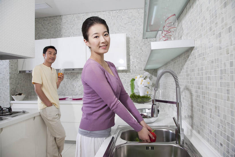 东方人,中年人,两个人,家庭,夫妻,站,笑,微笑,露齿笑,横图,室内,白天,侧面,爱情,水,厨房,柜子,飞机,苹果,水果,亚洲,握,飞溅,新鲜,溅,水槽,水龙头,液体,墙,水滴,生食,食品,果实,储物柜,浪漫,拿,拿着,注视,黄种人,航空,水斗,开关,墙壁,墙面,水珠,食物,一个,交通工具,打开,观察,看,站着,温暖,温馨,一家人,恩爱,握着,恋人,空军,有机食品,绿色食品,单个,观看,阀门,和睦,察看,开启,储存,关注,喷洒,载具,军用机,荡涤,洗濯,水咀,超音速飞机,试验机,贝尔X-1,储备,蕴藏,贮备,男人,男性,年轻女性,女人,女性,中年男性,亚洲人,年轻人,夫妇,情侣,清洗,站立,半身,彩图,灶间,伴侣,融洽,贮存