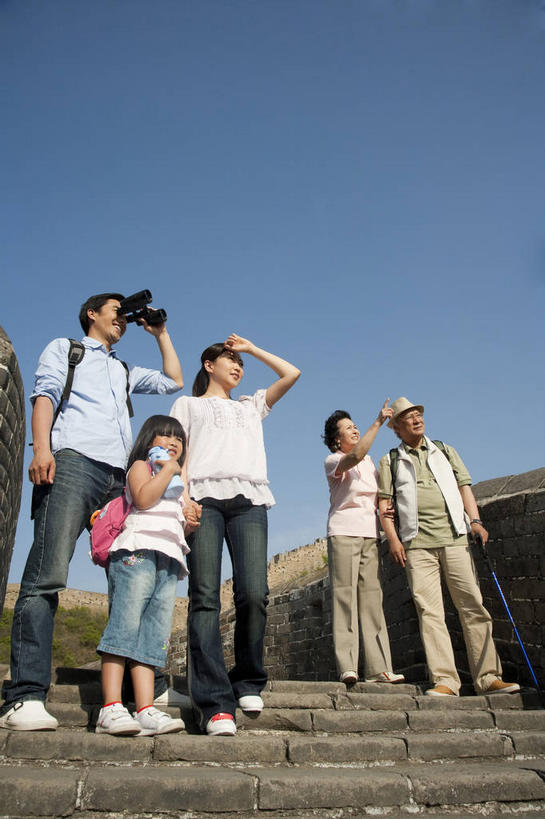东方人,儿童,老年人,夫妻,母亲,父亲,女儿,祖母,祖父,三代同堂,站,笑,微笑,露齿笑,竖图,室外,白天,仰视,衬衫,爱情,旅游,度假,纯洁,仪器,科技,名胜古迹,森林,树林,植物,楼梯,标志建筑,地标,建筑,北京,长城,中国,亚洲,五个人,眺望,握,阴影,服装,检查,研究,遗迹,反射,分析,光线,科学,包,望远镜,眼镜,影子,阶梯,墙,首都,许多人,浪漫,拿,旅行包,拿着,注视,休闲装,黄种人,古迹,文物,娱乐,建设,祖孙三代,城墙,古建筑,墙壁,墙面,台阶,树,树木,小孩,衣服,蓝色,绿色,蓝天,天空,阳光,自然,背包,天,观察,看,站着,一群人,享受,休闲,温暖,温馨,父女,母女,休闲服,旅游胜地,恩爱,放松,父爱,可爱,母爱,清晰,探索,童年,童趣,握着,恋人,服饰,生长,放大,晴朗,奶奶,爷爷,成长,观看,祖孙,老花镜,仔细,坚硬,和睦,科研,察看,科学技术,瞭望,聚焦,关注,万里长城,防御,童真,古文明,东亚,烂漫,无邪,远视镜,瞭望镜,外婆,外孙女,外祖母,外公,外祖父,万里无云,中华人民共和国,北京市,京,北平,华北地区,光学,清楚,河北,河北省,冀,旅游包,密云县,承德,承德市,远视眼镜,坚固,金山岭长城,金山岭,滦平县,天真,老年男性,老年女性,男人,男性,年轻男性,年轻女性,女孩,女人,女性,亚洲人,孩子,年轻人,夫妇,情侣,全家福,孙女,晴空,晴空万里,抬头,仰头,站立,彩图,低角度拍摄,全身,衬衣,伴侣,融洽,光学仪器,千里镜,双肩包,女生,爸爸,多代同堂,妈妈,密云