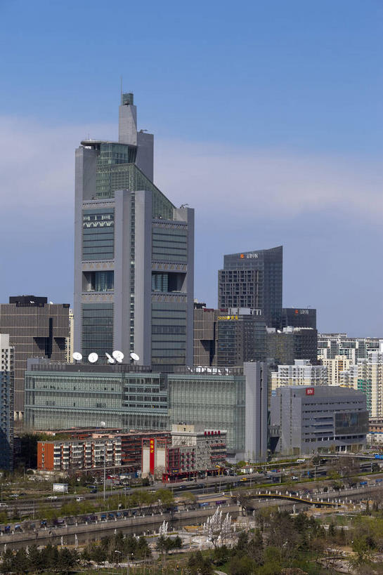 无人,高楼大厦,竖图,俯视,航拍,室外,白天,度假,美景,树林,植物,窗户,城市风光,标志建筑,城市,大厦,道路,地标,建筑,路,摩天大楼,公路,北京,中国,亚洲,阴影,光线,影子,墙,景观,云,云朵,交通,首都,云彩,娱乐,建设,玻璃窗,墙壁,墙面,树,树木,蓝色,绿色,白云,蓝天,天空,阳光,自然,天,享受,休闲,景色,放松,生长,晴朗,成长,鸟瞰,东亚,中华人民共和国,北京市,京,北平,华北地区,朝阳区,晴空,马路,彩图,高角度拍摄,大楼,高层建筑,高楼,摩天楼,建国路,北京电视台