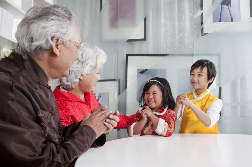 东方人,儿童,老年人,四个人,家庭,夫妻,祖母,祖父,站,坐,笑,微笑,露齿笑,竖图,室内,白天,正面,民族服装,爱情,绘画,纯洁,亚洲,吊挂,悬挂,艺术,眼镜,墙,古典,浪漫,祝福,挂,置物架,扭头,注视,黄种人,文化,架子,墙壁,墙面,小孩,工艺品,观察,看,品味,手势,站着,转头,温暖,温馨,一家人,恩爱,恭喜,可爱,童年,童趣,恋人,奶奶,爷爷,观看,祖孙,老花镜,礼节,美术,和睦,察看,高雅,关注,祝贺,挂画,礼仪,陈列架,童真,祝愿,烂漫,无邪,作揖,外婆,外孙女,外祖母,外公,外祖父,外孙,拱手,外孙子,美学,尊敬,恭敬,寒暄,恭贺,同喜,搁架,远视眼镜,天真,老年男性,老年女性,男孩,男人,男性,女孩,女人,女性,亚洲人,孩子,夫妇,情侣,孙女,孙子,装饰画,站立,坐着,半身,彩图,传统服装,民俗服,伴侣,唐装,融洽,男生,女生,打手势