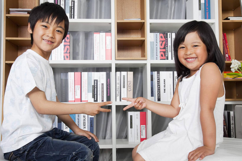 东方人,儿童,两个人,家庭,坐,笑,微笑,露齿笑,横图,室内,白天,正面,裙子,T恤衫,游戏,纯洁,柜子,书籍,亚洲,一排,许多,连衣裙,服装,裤子,整齐,很多,玩,T恤,扭头,注视,牛仔裤,休闲装,黄种人,娱乐,排列,小孩,衣服,书本,橱柜,书柜,观察,看,转头,休闲,温暖,温馨,一家人,休闲服,书橱,可爱,童年,童趣,服饰,观看,活动,猜拳,和睦,察看,储存,队列,发泄,关注,消遣,智力,童真,烂漫,无邪,宣泄,储备,蕴藏,贮备,天真,男孩,男人,男性,女孩,女人,女性,亚洲人,书,图书,玩耍,嬉戏,坐着,半身,彩图,石头剪刀布,石头剪子布,融洽,贮存,男生,女生