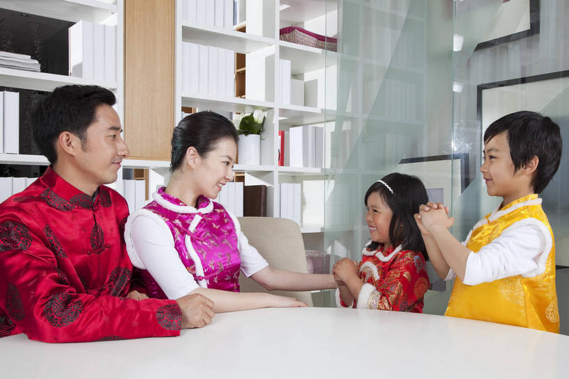 东方人,儿童,三个人,家庭,夫妻,母亲,父亲,女儿,儿子,站,坐,笑,微笑,露齿笑,竖图,室内,白天,正面,爱情,绘画,纯洁,桌子,书籍,椅子,亚洲,一排,许多,吊挂,握,悬挂,艺术,整齐,装饰,头饰,木椅,墙,很多,古典,浪漫,祝福,挂,置物架,注视,黄种人,文化,架子,墙壁,墙面,排列,小孩,发箍,发饰,饰品,书本,工艺品,观察,看,品味,手势,站着,温暖,温馨,父女,父子,母女,母子,一家人,恩爱,父爱,恭喜,可爱,母爱,童年,童趣,握着,恋人,头箍,观看,礼节,华丽,修饰,美术,点缀,和睦,察看,高雅,队列,关注,祝贺,挂画,礼仪,陈列架,发卡,童真,祝愿,烂漫,无邪,作揖,配饰,拱手,美学,衬托,美观,雅致,雅观,尊敬,恭敬,寒暄,恭贺,同喜,搁架,天真,男孩,男人,男性,年轻男性,年轻女性,女孩,女人,女性,亚洲人,孩子,年轻人,夫妇,情侣,书,图书,装饰画,站立,坐着,半身,彩图,伴侣,融洽,男生,女生,打手势