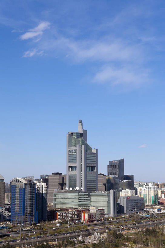 无人,高楼大厦,竖图,俯视,航拍,室外,白天,度假,美景,树林,植物,窗户,城市风光,标志建筑,城市,大厦,道路,地标,建筑,路,摩天大楼,公路,北京,中国,亚洲,阴影,光线,影子,墙,景观,云,云朵,交通,首都,云彩,娱乐,建设,玻璃窗,墙壁,墙面,树,树木,蓝色,绿色,白云,蓝天,天空,阳光,自然,天,享受,休闲,景色,放松,生长,晴朗,成长,鸟瞰,东亚,中华人民共和国,北京市,京,北平,华北地区,朝阳区,晴空,马路,彩图,高角度拍摄,大楼,高层建筑,高楼,摩天楼,建国路,北京电视台