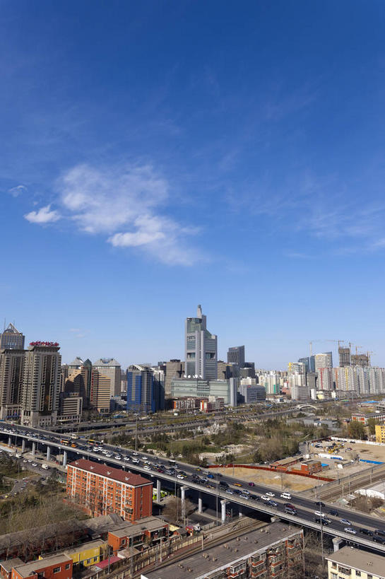 无人,高楼大厦,竖图,俯视,航拍,室外,白天,度假,美景,树林,植物,窗户,城市风光,标志建筑,城市,大桥,大厦,道路,地标,建筑,路,摩天大楼,桥梁,公路,汽车,北京,中国,亚洲,阴影,光线,影子,墙,景观,云,云朵,高架,桥,交通,首都,云彩,娱乐,建设,玻璃窗,墙壁,墙面,车,树,树木,蓝色,绿色,白云,蓝天,天空,阳光,自然,交通工具,轿车,天,享受,休闲,景色,放松,生长,晴朗,成长,鸟瞰,载具,高架桥,东亚,高架道路,跨线桥,中华人民共和国,北京市,京,北平,华北地区,朝阳区,晴空,马路,彩图,高角度拍摄,大楼,高层建筑,高楼,摩天楼,建国路,北京电视台