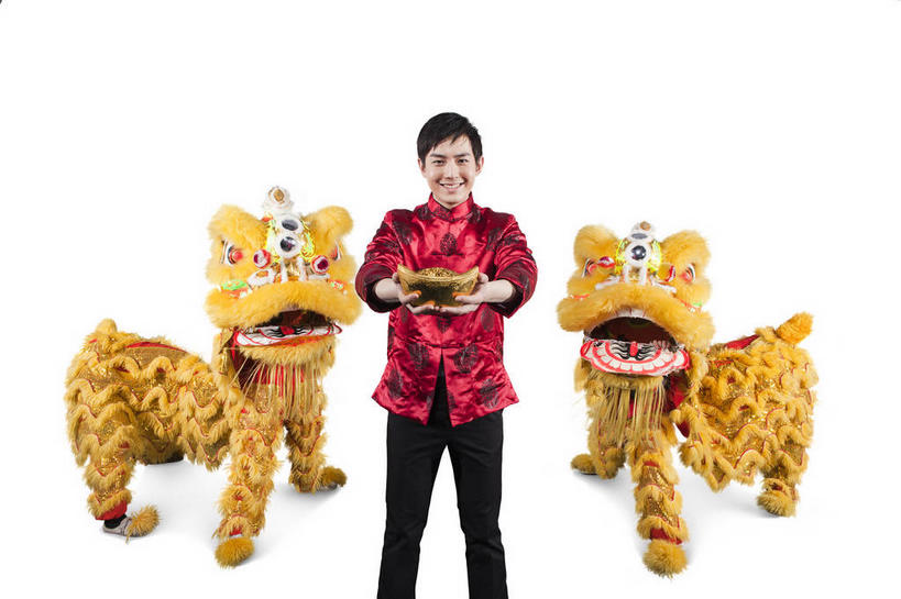 东方人,同事,演员,电影明星,站,笑,微笑,露齿笑,横图,室内,白天,白色背景,正面,民族服装,爱情,奢侈,成功,合作,团队,集体,信心,珠宝,亚洲,五个人,舞狮,表演,握,服装,辟邪,金属,许多人,拿,拿着,注视,黄种人,文化,队伍,黄金,衣服,观察,看,祈祷,祈福,站着,一群人,健康,握着,许愿,摄影,服饰,影棚,观看,昂贵,祈求,贵重,察看,领导,衣着,成就,穿着,关注,摄影棚,坚定,表演服,合伙,领袖,演出服,信念,舞狮子,驱邪,祛邪,避邪,贵金属,狮灯,狮子舞,约定,衣饰,宝贵,道具服,平安,男人,男性,年轻男性,亚洲人,影视明星,站立,半身,彩图,影棚拍摄,传统服装,民俗服,拍摄,舞蹈,唐装,金子,元宝