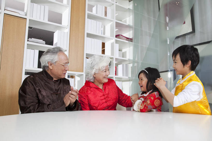 东方人,儿童,老年人,四个人,家庭,夫妻,祖母,祖父,客厅,站,坐,笑,微笑,露齿笑,横图,室内,白天,正面,民族服装,爱情,纯洁,柜子,桌子,书籍,椅子,亚洲,一排,握,整齐,装饰,头饰,眼镜,木椅,浪漫,祝福,注视,黄种人,排列,小孩,发箍,发饰,饰品,书本,橱柜,书柜,观察,看,手势,站着,温暖,温馨,一家人,书橱,恩爱,恭喜,可爱,童年,童趣,握着,恋人,奶奶,爷爷,头箍,观看,祖孙,老花镜,礼节,华丽,修饰,点缀,和睦,察看,起居室,储存,队列,关注,祝贺,礼仪,发卡,童真,祝愿,烂漫,无邪,作揖,配饰,外婆,外孙女,外祖母,外公,外祖父,外孙,拱手,外孙子,衬托,美观,雅致,雅观,尊敬,恭敬,寒暄,恭贺,同喜,客堂,远视眼镜,储备,蕴藏,贮备,天真,老年男性,老年女性,男孩,男人,男性,女孩,女人,女性,亚洲人,孩子,夫妇,情侣,孙女,孙子,书,图书,站立,坐着,半身,彩图,传统服装,民俗服,伴侣,唐装,融洽,贮存,男生,女生,打手势