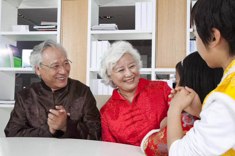 东方人,儿童,老年人,四个人,家庭,夫妻,祖母,祖父,客厅,站,坐,笑,鼓掌,微笑,露齿笑,竖图,室内,白天,正面,民族服装,爱情,纯洁,柜子,桌子,书籍,椅子,亚洲,一排,握,整齐,装饰,头饰,眼镜,木椅,浪漫,祝福,注视,黄种人,排列,小孩,发箍,发饰,饰品,书本,橱柜,书柜,观察,看,手势,站着,温暖,温馨,一家人,书橱,恩爱,恭喜,可爱,童年,童趣,握着,恋人,奶奶,爷爷,头箍,观看,祖孙,老花镜,礼节,华丽,修饰,点缀,和睦,察看,起居室,储存,队列,关注,祝贺,礼仪,发卡,童真,祝愿,烂漫,无邪,作揖,配饰,外婆,外孙女,外祖母,外公,外祖父,外孙,拱手,外孙子,衬托,美观,雅致,雅观,尊敬,恭敬,寒暄,恭贺,同喜,客堂,远视眼镜,储备,蕴藏,贮备,天真,老年男性,老年女性,男孩,男人,男性,女孩,女人,女性,亚洲人,孩子,夫妇,情侣,孙女,孙子,书,图书,拍手,站立,坐着,半身,彩图,传统服装,民俗服,伴侣,唐装,融洽,贮存,男生,女生,打手势