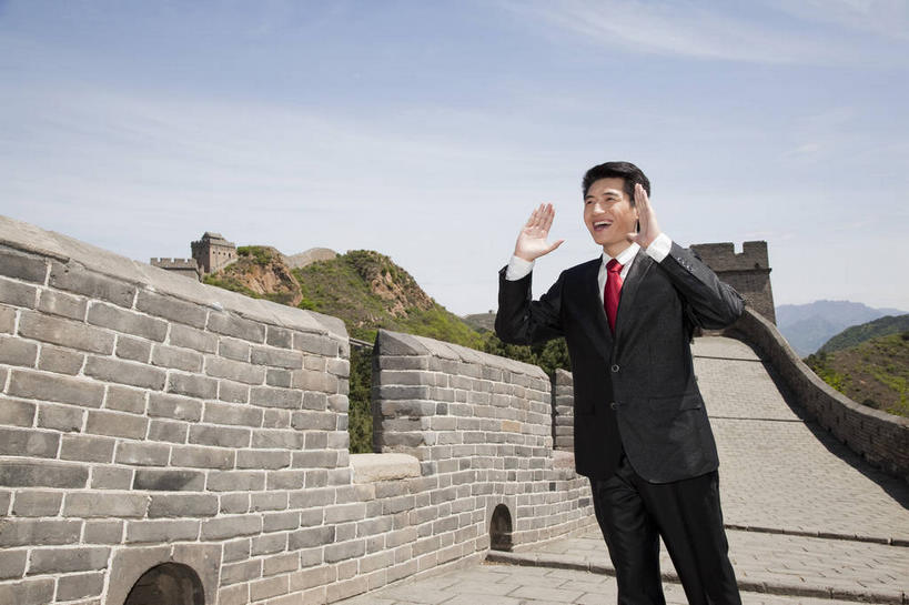 东方人,一个人,商务人士,商务男性,站,横图,室外,白天,正面,衬衫,旅游,度假,名胜古迹,植物,标志建筑,地标,建筑,北京,长城,中国,亚洲,仅一个男性,仅一个人,阴影,套装,遗迹,光线,影子,墙,云,云朵,领带,首都,云彩,注视,黄种人,古迹,文物,娱乐,喇叭,建设,城墙,古建筑,墙壁,墙面,树,树木,仅一个年轻男性,蓝色,绿色,白云,蓝天,天空,阳光,自然,天,观察,看,站着,享受,休闲,旅游胜地,放松,生长,晴朗,成长,观看,坚硬,察看,象征,庄重,关注,万里长城,商务装,身份,防御,工薪阶层,古文明,东亚,中华人民共和国,北京市,京,北平,华北地区,正式,地位,河北,河北省,冀,密云县,承德,承德市,驱赶,驱逐,呼呼塞拉,嗡嗡祖拉,呜呜祖拉,坚固,金山岭长城,金山岭,滦平县,男人,男性,年轻男性,亚洲人,白领,上班族,晴空,站立,半身,彩图,衬衣,密云