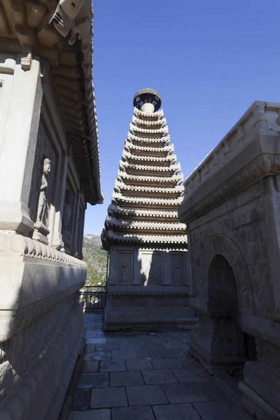 无人,公园,寺庙,竖图,室外,白天,仰视,旅游,度假,名胜古迹,标志建筑,地标,建筑,北京,中国,亚洲,阴影,节日,遗迹,光线,影子,塔,首都,古迹,文化,文物,娱乐,建设,古建筑,宝塔,佛塔,蓝色,蓝天,天空,阳光,庙宇,天,祈祷,享受,休闲,健康,旅游胜地,放松,许愿,宗教,佛教,信仰,晴朗,纪念,祈求,古文明,东亚,香山,海淀区,香山公园,万里无云,中华人民共和国,北京市,京,北平,华北地区,释教,浮图,浮屠,平安,晴空,晴空万里,彩图,低角度拍摄,庙,寺,塔婆,浮图塔,浮头,佛图,静宜园,碧云寺
