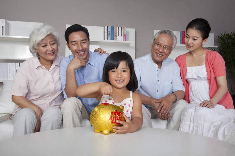 东方人,儿童,老年人,夫妻,母亲,父亲,女儿,祖母,祖父,三代同堂,客厅,坐,笑,微笑,露齿笑,横图,室内,白天,正面,衬衫,爱情,纯洁,靠垫,沙发,桌子,书籍,亚洲,五个人,一排,许多,弯腰,握,服装,整齐,木制,眼镜,墙,靠枕,很多,许多人,浪漫,拿,置物架,茶几,拿着,注视,休闲装,黄种人,祖孙三代,架子,墙壁,墙面,排列,一个,小孩,衣服,木制品,容器,书本,垫子,枕头,低头,观察,看,一群人,休闲,温暖,温馨,父女,母女,休闲服,储蓄罐,器皿,恩爱,父爱,可爱,母爱,童年,童趣,储蓄,存钱,握着,金融,理财,恋人,服饰,经济,奶奶,爷爷,单个,观看,祖孙,老花镜,和睦,察看,起居室,资金,存钱罐,队列,关注,存款,陈列架,流通,贸易,布艺沙发,童真,烂漫,无邪,外婆,外孙女,外祖母,外公,外祖父,贮钱罐,储钱罐,扑满,弯身,垂头,搁架,客堂,远视眼镜,天真,老年男性,老年女性,男人,男性,年轻男性,年轻女性,女孩,女人,女性,亚洲人,孩子,年轻人,夫妇,情侣,全家福,孙女,书,图书,坐着,半身,彩图,衬衣,伴侣,融洽,女生,爸爸,多代同堂,妈妈,小猪存钱罐