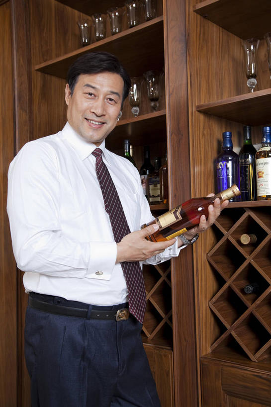 东方人,一个人,商务人士,商务男性,站,笑,微笑,露齿笑,横图,室内,白天,正面,衬衫,亚洲,仅一个男性,仅一个人,仅一个中年男性,握,套装,领带,拿,红酒瓶,置物架,拿着,注视,黄种人,架子,玻璃制品,酒瓶,玻璃瓶,瓶子,观察,看,站着,握着,观看,察看,象征,庄重,葡萄酒瓶,关注,商务装,身份,陈列架,工薪阶层,正式,地位,搁架,男人,男性,中年男性,亚洲人,白领,上班族,站立,半身,彩图,衬衣,红酒架