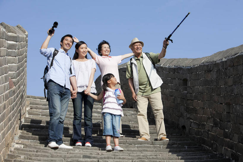 东方人,儿童,老年人,背,夫妻,母亲,父亲,女儿,祖母,祖父,三代同堂,站,举,伸展双臂,握手,笑,微笑,露齿笑,横图,室外,白天,仰视,衬衫,爱情,旅游,度假,纯洁,仪器,名胜古迹,植物,标志建筑,地标,建筑,帽子,北京,长城,中国,亚洲,五个人,阴影,服装,裤子,检查,遗迹,反射,分析,光线,科学,包,放大镜,工具,眼镜,影子,墙,云,云朵,首都,许多人,浪漫,云彩,旅行包,注视,牛仔裤,休闲装,黄种人,古迹,文物,娱乐,建设,祖孙三代,城墙,古建筑,墙壁,墙面,树,树木,小孩,衣服,蓝色,绿色,白云,蓝天,天空,阳光,自然,背包,天,背着,观察,看,托,站着,一群人,享受,休闲,温暖,温馨,父女,母女,休闲服,器械,旅游胜地,恩爱,放松,父爱,可爱,母爱,清晰,探索,童年,童趣,恋人,服饰,生长,放大,晴朗,奶奶,爷爷,成长,拐杖,观看,祖孙,老花镜,仔细,坚硬,手杖,透镜,和睦,察看,凸透镜,聚焦,关注,万里长城,医疗器械,防御,童真,古文明,东亚,烂漫,无邪,外婆,外孙女,外祖母,外公,外祖父,中华人民共和国,北京市,京,北平,华北地区,光学,清楚,河北,河北省,冀,辅助设备,旅游包,背负,密云县,承德,承德市,远视眼镜,坚固,金山岭长城,金山岭,滦平县,天真,老年男性,老年女性,男人,男性,年轻男性,年轻女性,女孩,女人,女性,亚洲人,孩子,年轻人,夫妇,情侣,全家福,孙女,晴空,搀手,敞开双臂,举起,举手,举着,拉手,伸开双臂,手拉手,手握手,向上举,向上伸,向上托,展开双肩,站立,张开手臂,张开双臂,彩图,低角度拍摄,全身,衬衣,伴侣,融洽,双肩包,女生,爸爸,多代同堂,妈妈,密云