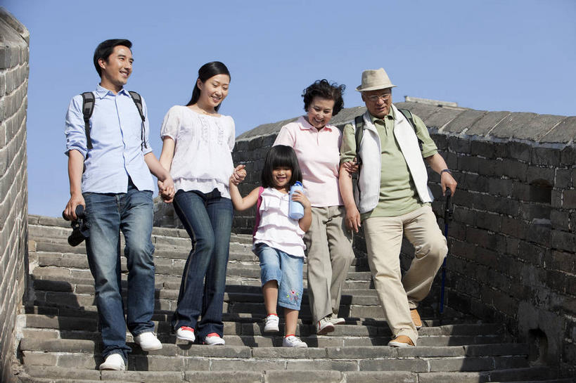 东方人,儿童,老年人,夫妻,母亲,父亲,女儿,祖母,祖父,三代同堂,走,握手,笑,微笑,露齿笑,横图,室外,白天,仰视,衬衫,爱情,旅游,度假,纯洁,仪器,科技,名胜古迹,楼梯,标志建筑,地标,建筑,帽子,北京,长城,中国,亚洲,五个人,一排,眺望,阴影,服装,裤子,检查,研究,遗迹,整齐,反射,分析,光线,科学,包,工具,望远镜,眼镜,影子,阶梯,墙,首都,许多人,浪漫,旅行包,注视,牛仔裤,休闲装,黄种人,古迹,文物,娱乐,建设,祖孙三代,城墙,古建筑,墙壁,墙面,台阶,排列,小孩,衣服,蓝色,蓝天,天空,阳光,背包,天,低头,观察,看,一群人,享受,休闲,温暖,温馨,父女,母女,休闲服,器械,旅游胜地,恩爱,放松,父爱,可爱,母爱,清晰,探索,童年,童趣,恋人,服饰,放大,晴朗,奶奶,爷爷,拐杖,观看,祖孙,老花镜,仔细,坚硬,手杖,和睦,科研,察看,科学技术,瞭望,聚焦,队列,关注,万里长城,医疗器械,防御,童真,古文明,东亚,烂漫,无邪,远视镜,瞭望镜,外婆,外孙女,外祖母,外公,外祖父,万里无云,中华人民共和国,北京市,京,北平,华北地区,光学,清楚,河北,河北省,冀,辅助设备,双筒镜,双筒望远镜,旅游包,垂头,密云县,承德,承德市,远视眼镜,坚固,金山岭长城,金山岭,滦平县,天真,老年男性,老年女性,男人,男性,年轻男性,年轻女性,女孩,女人,女性,亚洲人,孩子,年轻人,夫妇,情侣,全家福,孙女,晴空,晴空万里,步行,搀手,拉手,散步,手拉手,手握手,走路,彩图,低角度拍摄,全身,衬衣,伴侣,融洽,光学仪器,千里镜,双肩包,女生,爸爸,多代同堂,妈妈,密云