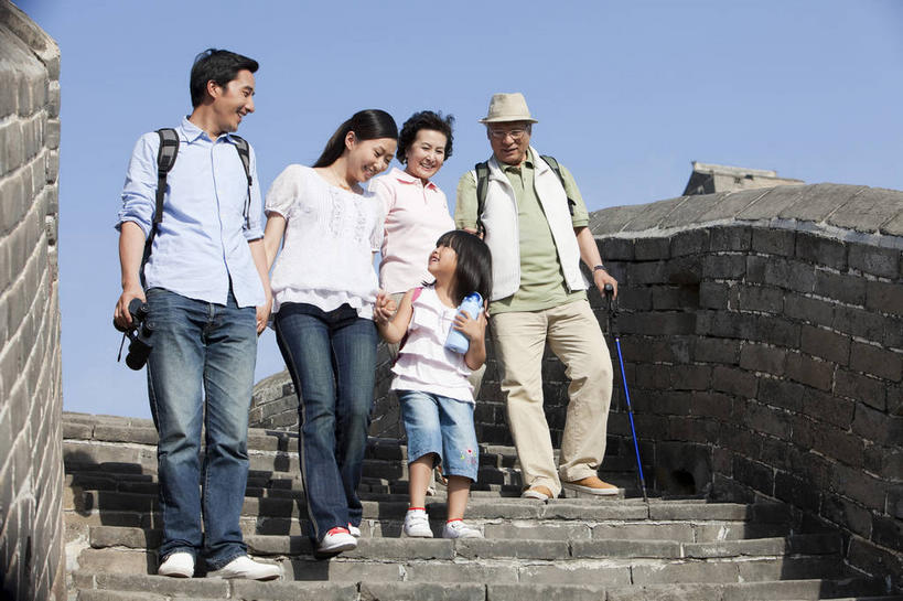 东方人,儿童,老年人,背,夫妻,母亲,父亲,女儿,祖母,祖父,三代同堂,站,笑,微笑,露齿笑,横图,室外,白天,仰视,衬衫,爱情,旅游,度假,纯洁,仪器,科技,名胜古迹,标志建筑,地标,建筑,帽子,北京,长城,中国,亚洲,五个人,眺望,握,阴影,服装,裤子,检查,研究,遗迹,反射,分析,光线,科学,包,工具,望远镜,眼镜,影子,墙,首都,许多人,浪漫,拿,旅行包,拿着,注视,牛仔裤,休闲装,黄种人,古迹,文物,娱乐,建设,祖孙三代,城墙,古建筑,墙壁,墙面,小孩,衣服,蓝色,蓝天,天空,阳光,背包,天,背着,低头,观察,看,站着,一群人,享受,休闲,温暖,温馨,父女,母女,休闲服,器械,旅游胜地,恩爱,放松,父爱,可爱,母爱,清晰,探索,童年,童趣,握着,恋人,服饰,放大,晴朗,奶奶,爷爷,拐杖,观看,祖孙,老花镜,仔细,坚硬,手杖,和睦,科研,察看,科学技术,瞭望,聚焦,关注,万里长城,医疗器械,防御,童真,古文明,东亚,烂漫,无邪,远视镜,瞭望镜,外婆,外孙女,外祖母,外公,外祖父,万里无云,中华人民共和国,北京市,京,北平,华北地区,光学,清楚,河北,河北省,冀,辅助设备,双筒镜,双筒望远镜,旅游包,背负,垂头,密云县,承德,承德市,远视眼镜,坚固,金山岭长城,金山岭,滦平县,天真,老年男性,老年女性,男人,男性,年轻男性,年轻女性,女孩,女人,女性,亚洲人,孩子,年轻人,夫妇,情侣,全家福,孙女,晴空,晴空万里,站立,彩图,低角度拍摄,全身,衬衣,伴侣,融洽,光学仪器,千里镜,双肩包,女生,爸爸,多代同堂,妈妈,密云