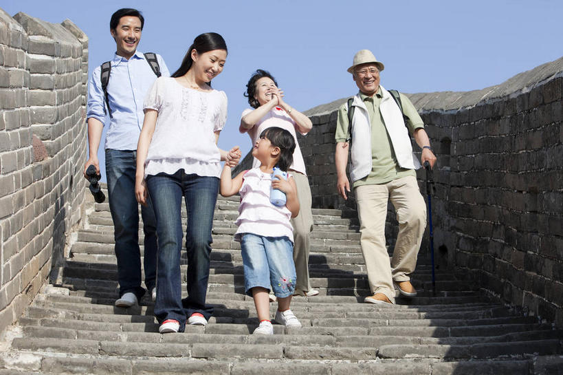 东方人,儿童,老年人,背,夫妻,母亲,父亲,女儿,祖母,祖父,三代同堂,站,笑,微笑,露齿笑,横图,室外,白天,仰视,衬衫,爱情,旅游,度假,纯洁,仪器,科技,名胜古迹,标志建筑,地标,建筑,帽子,北京,长城,中国,亚洲,五个人,眺望,握,阴影,服装,裤子,检查,研究,遗迹,反射,分析,光线,科学,工具,望远镜,眼镜,影子,墙,首都,许多人,浪漫,拿,拿着,注视,牛仔裤,休闲装,黄种人,古迹,文物,娱乐,建设,祖孙三代,城墙,古建筑,墙壁,墙面,小孩,衣服,蓝色,蓝天,天空,阳光,天,背着,低头,观察,看,站着,一群人,享受,休闲,温暖,温馨,父女,母女,休闲服,器械,旅游胜地,恩爱,放松,父爱,可爱,母爱,清晰,探索,童年,童趣,握着,恋人,服饰,放大,晴朗,奶奶,爷爷,拐杖,观看,祖孙,老花镜,仔细,坚硬,手杖,和睦,科研,察看,科学技术,瞭望,聚焦,关注,万里长城,医疗器械,防御,童真,古文明,东亚,烂漫,无邪,远视镜,瞭望镜,外婆,外孙女,外祖母,外公,外祖父,万里无云,中华人民共和国,北京市,京,北平,华北地区,光学,清楚,河北,河北省,冀,辅助设备,双筒镜,双筒望远镜,背负,垂头,密云县,承德,承德市,远视眼镜,坚固,金山岭长城,金山岭,滦平县,天真,老年男性,老年女性,男人,男性,年轻男性,年轻女性,女孩,女人,女性,亚洲人,孩子,年轻人,夫妇,情侣,全家福,孙女,晴空,晴空万里,站立,彩图,低角度拍摄,全身,衬衣,伴侣,融洽,光学仪器,千里镜,女生,爸爸,多代同堂,妈妈,密云