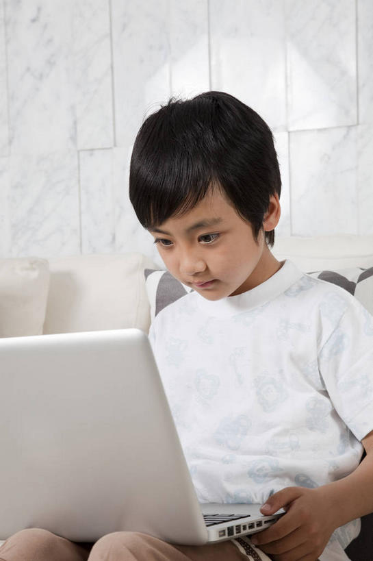 东方人,儿童,一个人,客厅,坐,竖图,室内,白天,正面,T恤衫,纯洁,电脑,笔记本电脑,沙发,亚洲,仅一个男性,仅一个人,服装,网络,墙,T恤,休闲装,黄种人,通讯设备,墙壁,墙面,小孩,衣服,低头,仅一个小孩,休闲,休闲服,可爱,童年,童趣,服饰,一台,无线,起居室,通信设备,无线网络,布艺沙发,无线上网,便携式电脑,童真,烂漫,无邪,垂头,客堂,天真,手提电脑,男孩,男人,男性,亚洲人,孩子,坐着,半身,彩图,男生