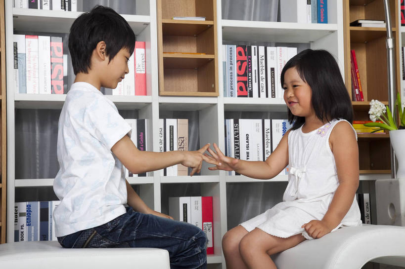 东方人,儿童,两个人,家庭,客厅,坐,笑,微笑,露齿笑,横图,室内,白天,侧面,裙子,T恤衫,游戏,纯洁,柜子,花瓶,书籍,亚洲,一排,许多,连衣裙,服装,裤子,整齐,盛开,陶瓷,陶瓷制品,很多,玩,T恤,花蕾,注视,牛仔裤,休闲装,黄种人,娱乐,相视,花,花瓣,花朵,鲜花,排列,小孩,衣服,瓶子,书本,橱柜,书柜,花苞,花蕊,观察,看,休闲,温暖,温馨,一家人,面对面,休闲服,书橱,可爱,童年,童趣,服饰,观看,活动,对视,猜拳,和睦,察看,起居室,互视,储存,队列,发泄,关注,消遣,智力,相对,童真,烂漫,无邪,相看,宣泄,客堂,储备,蕴藏,贮备,天真,男孩,男人,男性,女孩,女人,女性,亚洲人,书,图书,玩耍,嬉戏,坐着,半身,彩图,石头剪刀布,石头剪子布,融洽,贮存,男生,女生