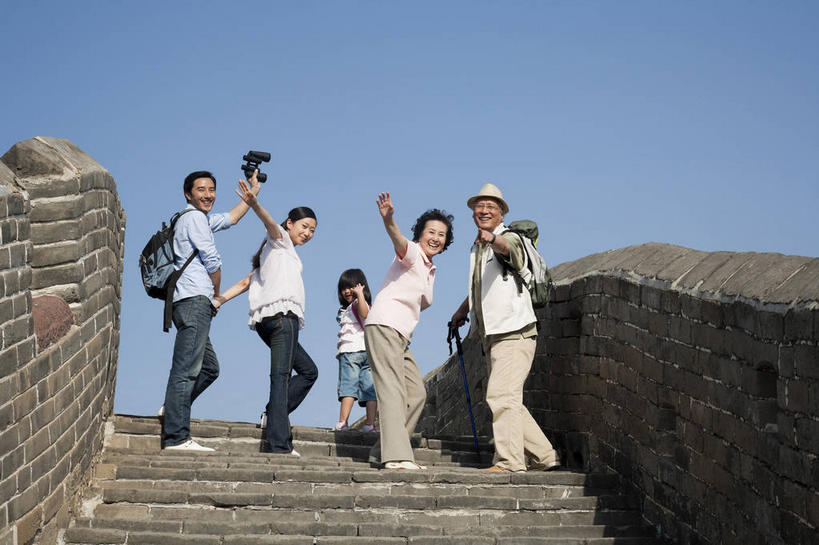 东方人,儿童,老年人,背,夫妻,母亲,父亲,女儿,祖母,祖父,三代同堂,站,举,笑,微笑,露齿笑,横图,室外,白天,仰视,爱情,旅游,度假,纯洁,仪器,科技,名胜古迹,楼梯,标志建筑,地标,建筑,北京,长城,中国,亚洲,五个人,眺望,握,阴影,服装,裤子,检查,研究,遗迹,反射,分析,光线,科学,包,工具,器材,望远镜,眼镜,影子,阶梯,墙,首都,许多人,浪漫,拿,旅行包,拿着,扭头,注视,牛仔裤,休闲装,黄种人,古迹,文物,娱乐,建设,祖孙三代,城墙,古建筑,墙壁,墙面,台阶,小孩,衣服,蓝色,蓝天,天空,阳光,背包,天,背着,观察,看,托,站着,转头,一群人,享受,休闲,温暖,温馨,父女,母女,休闲服,器械,旅游胜地,恩爱,放松,父爱,可爱,母爱,清晰,探索,童年,童趣,握着,恋人,服饰,放大,晴朗,奶奶,爷爷,拐杖,观看,祖孙,老花镜,仔细,坚硬,和睦,科研,察看,科学技术,瞭望,聚焦,关注,万里长城,防御,童真,古文明,东亚,烂漫,无邪,远视镜,瞭望镜,外婆,外孙女,外祖母,外公,外祖父,万里无云,中华人民共和国,北京市,京,北平,华北地区,登山杖,光学,清楚,河北,河北省,冀,辅助设备,双筒镜,双筒望远镜,旅游包,背负,密云县,承德,承德市,远视眼镜,坚固,登山棍,金山岭长城,金山岭,滦平县,天真,老年男性,老年女性,男人,男性,年轻男性,年轻女性,女孩,女人,女性,亚洲人,孩子,年轻人,夫妇,情侣,全家福,孙女,晴空,晴空万里,登山,举起,举手,举着,爬山,向上举,向上伸,向上托,站立,彩图,低角度拍摄,全身,伴侣,融洽,光学仪器,千里镜,双肩包,女生,爸爸,多代同堂,妈妈,密云