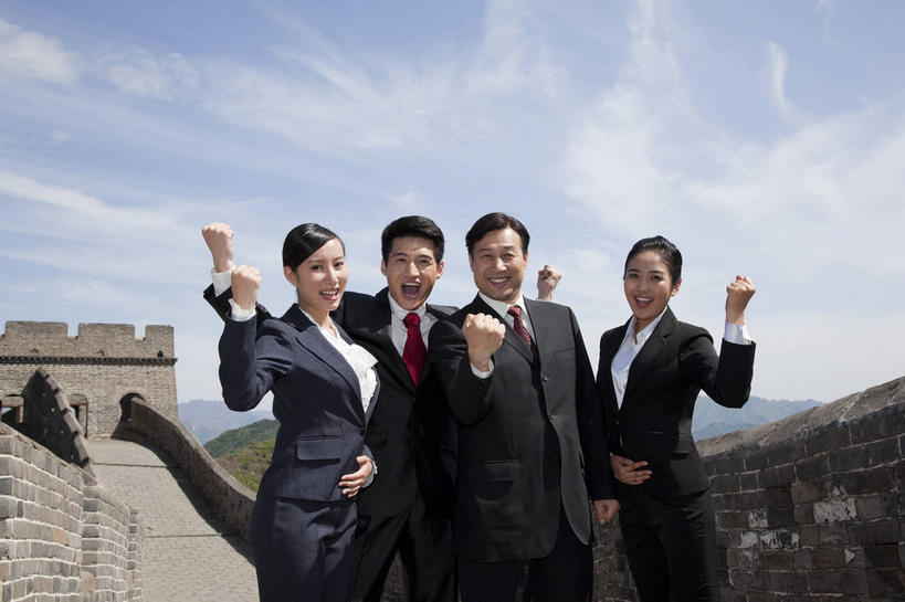 东方人,四个人,同事,商务人士,商务男性,商务女性,站,举,笑,微笑,露齿笑,横图,室外,白天,正面,衬衫,旅游,度假,成功,合作,团队,集体,信心,名胜古迹,山脉,植物,标志建筑,地标,建筑,北京,长城,中国,亚洲,一排,握,阴影,套装,遗迹,整齐,光线,影子,墙,山峰,云,云朵,领带,山峦,首都,云彩,注视,黄种人,古迹,文物,娱乐,鼓励,建设,队伍,城墙,古建筑,墙壁,墙面,树,树木,排列,蓝色,绿色,白云,蓝天,天空,阳光,自然,群山,天,观察,加油,看,手势,托,握拳,站着,张嘴,享受,休闲,旅游胜地,放松,打气,握着,生长,晴朗,成长,观看,坚硬,察看,领导,象征,庄重,成就,队列,关注,鼓舞,万里长城,商务装,身份,防御,合伙,领袖,张大嘴巴,工薪阶层,古文明,东亚,中华人民共和国,北京市,京,北平,华北地区,正式,地位,河北,河北省,冀,密云县,中山,承德,承德市,坚固,金山岭长城,金山岭,滦平县,男人,男性,年轻男性,年轻女性,女人,女性,中年男性,亚洲人,白领,上班族,晴空,张开嘴,举起,举手,举着,向上举,向上伸,向上托,站立,半身,彩图,衬衣,打手势,密云