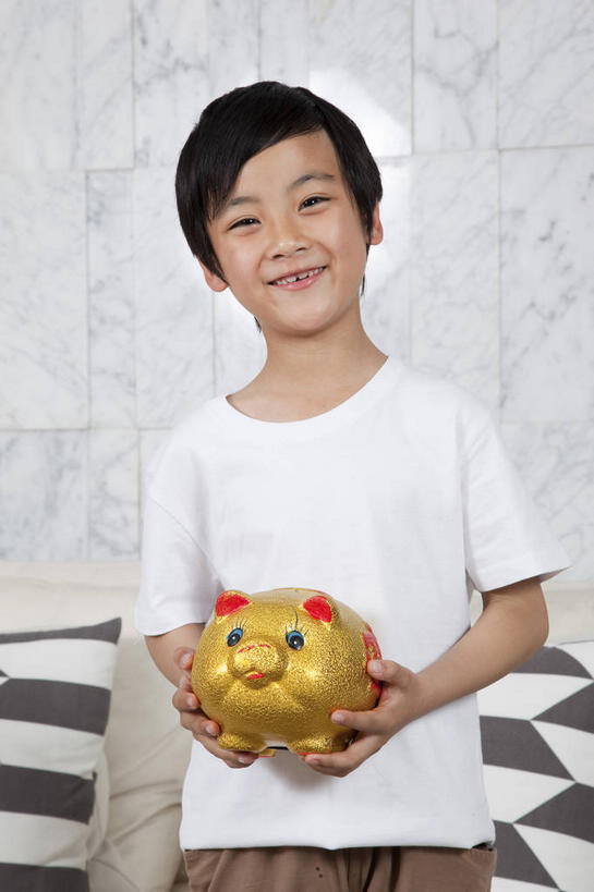 东方人,儿童,一个人,客厅,站,捧,笑,微笑,露齿笑,竖图,室内,白天,正面,T恤衫,纯洁,靠垫,沙发,亚洲,仅一个男性,仅一个人,服装,墙,靠枕,T恤,注视,休闲装,黄种人,墙壁,墙面,一个,小孩,衣服,容器,垫子,枕头,观察,看,站着,仅一个小孩,休闲,休闲服,储蓄罐,器皿,可爱,童年,童趣,储蓄,存钱,金融,理财,服饰,经济,单个,观看,察看,起居室,资金,存钱罐,关注,存款,流通,贸易,布艺沙发,童真,烂漫,无邪,贮钱罐,储钱罐,扑满,客堂,天真,男孩,男人,男性,亚洲人,孩子,端,端着,捧着,手捧,站立,半身,彩图,男生,小猪存钱罐