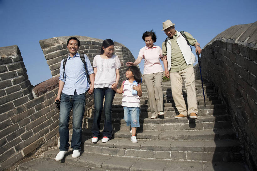 东方人,儿童,老年人,背,夫妻,母亲,父亲,女儿,祖母,祖父,三代同堂,走,握手,笑,微笑,露齿笑,横图,室外,白天,仰视,爱情,旅游,度假,纯洁,仪器,科技,名胜古迹,楼梯,标志建筑,地标,建筑,帽子,北京,长城,中国,亚洲,五个人,眺望,握,阴影,服装,裤子,检查,研究,遗迹,反射,分析,光线,科学,包,工具,器材,书包,望远镜,影子,阶梯,墙,首都,许多人,浪漫,拿,旅行包,拿着,注视,牛仔裤,休闲装,黄种人,古迹,文物,娱乐,建设,祖孙三代,城墙,古建筑,墙壁,墙面,台阶,小孩,衣服,蓝色,蓝天,天空,阳光,背包,天,背着,低头,观察,看,一群人,享受,休闲,温暖,温馨,父女,母女,休闲服,器械,旅游胜地,恩爱,放松,父爱,可爱,母爱,清晰,探索,童年,童趣,握着,恋人,服饰,放大,晴朗,奶奶,爷爷,拐杖,观看,祖孙,仔细,单肩包,坚硬,和睦,科研,察看,科学技术,瞭望,聚焦,关注,万里长城,防御,童真,古文明,东亚,烂漫,无邪,远视镜,瞭望镜,外婆,外孙女,外祖母,外公,外祖父,万里无云,中华人民共和国,北京市,京,北平,华北地区,登山杖,光学,清楚,河北,河北省,冀,辅助设备,双筒镜,双筒望远镜,旅游包,背负,垂头,密云县,承德,承德市,坚固,登山棍,金山岭长城,金山岭,滦平县,天真,老年男性,老年女性,男人,男性,年轻男性,年轻女性,女孩,女人,女性,亚洲人,孩子,年轻人,夫妇,情侣,全家福,孙女,晴空,晴空万里,步行,搀手,登山,拉手,爬山,散步,手拉手,手握手,走路,彩图,低角度拍摄,全身,伴侣,融洽,光学仪器,千里镜,双肩包,女生,爸爸,多代同堂,妈妈,密云