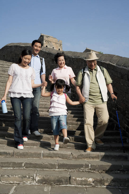 东方人,儿童,老年人,背,夫妻,母亲,父亲,女儿,祖母,祖父,三代同堂,走,握手,笑,微笑,露齿笑,竖图,室外,白天,正面,衬衫,爱情,旅游,度假,纯洁,仪器,科技,名胜古迹,楼梯,标志建筑,地标,建筑,北京,长城,中国,亚洲,五个人,眺望,握,阴影,裤子,检查,研究,遗迹,反射,分析,光线,科学,包,望远镜,眼镜,影子,阶梯,墙,首都,许多人,浪漫,拿,旅行包,拿着,注视,牛仔裤,黄种人,古迹,文物,娱乐,建设,祖孙三代,城墙,古建筑,墙壁,墙面,台阶,小孩,蓝色,蓝天,天空,阳光,背包,天,背着,低头,观察,看,一群人,享受,休闲,温暖,温馨,父女,母女,旅游胜地,恩爱,放松,父爱,可爱,母爱,清晰,探索,童年,童趣,握着,恋人,放大,晴朗,奶奶,爷爷,观看,祖孙,老花镜,仔细,坚硬,和睦,科研,察看,科学技术,瞭望,聚焦,关注,万里长城,防御,童真,古文明,东亚,烂漫,无邪,远视镜,瞭望镜,外婆,外孙女,外祖母,外公,外祖父,万里无云,中华人民共和国,北京市,京,北平,华北地区,光学,清楚,河北,河北省,冀,旅游包,背负,垂头,密云县,承德,承德市,远视眼镜,坚固,金山岭长城,金山岭,滦平县,天真,老年男性,老年女性,男人,男性,年轻男性,年轻女性,女孩,女人,女性,亚洲人,孩子,年轻人,夫妇,情侣,全家福,孙女,晴空,晴空万里,步行,搀手,拉手,散步,手拉手,手握手,走路,彩图,全身,衬衣,伴侣,融洽,光学仪器,千里镜,双肩包,女生,爸爸,多代同堂,妈妈,密云
