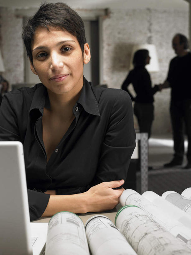 西方人,三个人,伙伴,朋友,商务人士,商务男性,商务女性,办公室,站,坐,笑,说,双手交叉,微笑,竖图,室内,白天,正面,衬衫,讨论,友谊,合作,团队,电脑,笔记本电脑,欧洲,欧洲人,套装,网络,图纸,设计图,注视,通讯设备,观察,看,站着,战略,观看,察看,无线,双手抱胸,关注,通信设备,商务装,无线网络,工程图,草图,蓝图,无线上网,便携式电脑,工薪阶层,联合,合谋,交流,配合,协作,手提电脑,男人,男性,女人,女性,中年男性,中年女性,白种人,白领,上班族,设计,沟通,讲话,交谈,商讨,说话,谈话,站立,坐着,半身,彩图,衬衣