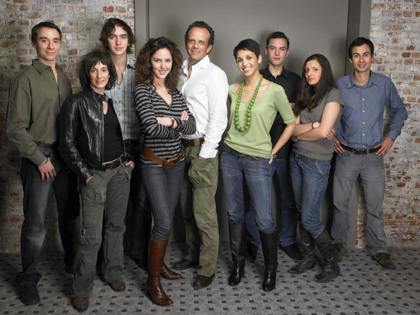 西方人,商务人士,商务男性,商务女性,站,笑,双手交叉,微笑,露齿笑,横图,室内,白天,正面,衬衫,欧洲,欧洲人,套装,墙,许多人,注视,手叉腰,墙壁,墙面,叉腰,观察,看,站着,一群人,观看,察看,双手抱胸,双手叉腰,关注,商务装,手插袋,单手插袋,工薪阶层,单手抄兜,单手放兜,男人,男性,女人,女性,中年男性,中年女性,白种人,白领,上班族,插兜,手插兜,手放口袋,站立,彩图,全身,衬衣,手抄兜