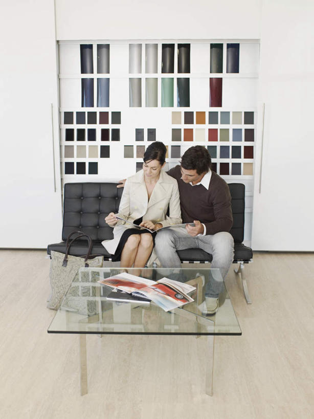 西方人,两个人,坐,竖图,室内,白天,正面,爱情,地板,书籍,椅子,欧洲,欧洲人,握,服装,墙,地面,浪漫,拿,拿着,注视,休闲装,木地板,墙壁,墙面,衣服,观察,看,休闲,温暖,温馨,休闲服,恩爱,握着,恋人,服饰,观看,和睦,察看,关注,男人,男性,年轻男性,年轻女性,女人,女性,白种人,情侣,书,图书,坐着,彩图,全身,伴侣,融洽