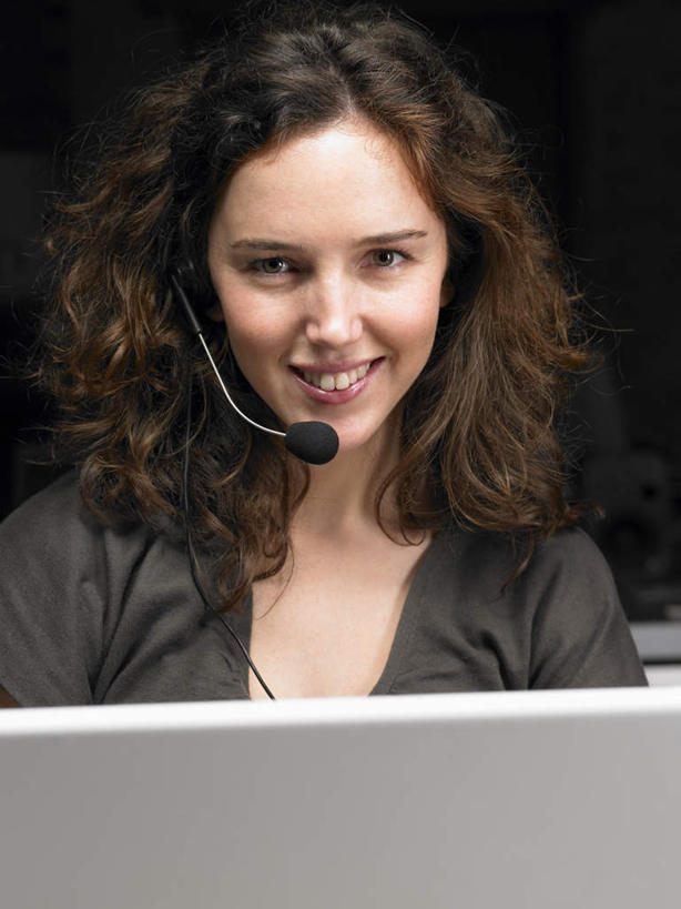 西方人,一个人,商务人士,商务女性,笑,微笑,露齿笑,竖图,室内,白天,正面,通讯,电脑,笔记本电脑,欧洲,欧洲人,仅一个年轻女性,仅一个女性,仅一个人,套装,服装,网络,信息,注视,休闲装,通讯设备,衣服,耳机,耳麦,话筒,观察,看,休闲,休闲服,服务,通信,服饰,观看,协调,察看,无线,麦克风,头戴式耳麦,关注,通信设备,商务装,无线网络,无线上网,便携式电脑,工薪阶层,手提电脑,年轻女性,女人,女性,白种人,白领,上班族,半身,彩图,头戴式耳机