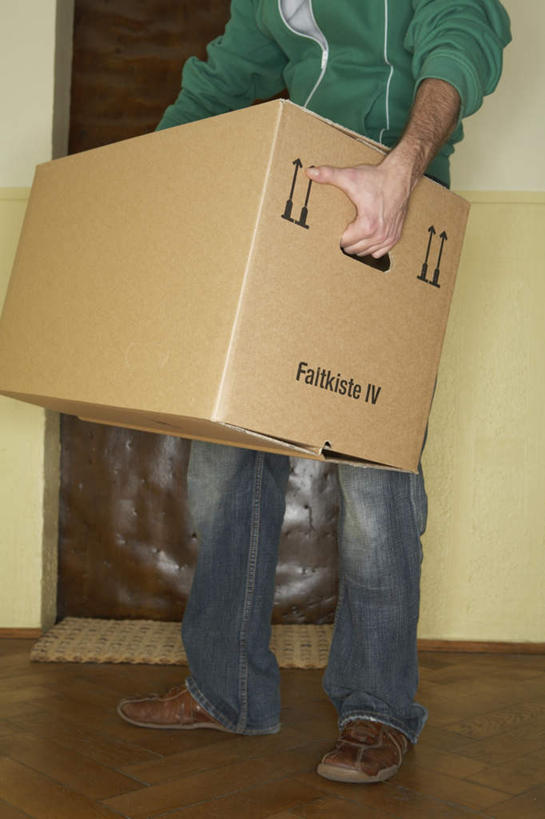 西方人,一个人,站,竖图,室内,白天,正面,地板,欧洲,欧洲人,仅一个男性,仅一个人,握,服装,裤子,拉杆箱,旅行箱,地面,拿,拿着,注视,牛仔裤,休闲装,木地板,仅一个年轻男性,衣服,行李箱,箱子,观察,看,站着,休闲,休闲服,握着,服饰,观看,出差,察看,关注,男人,男性,年轻男性,白种人,站立,半身,彩图,旅行