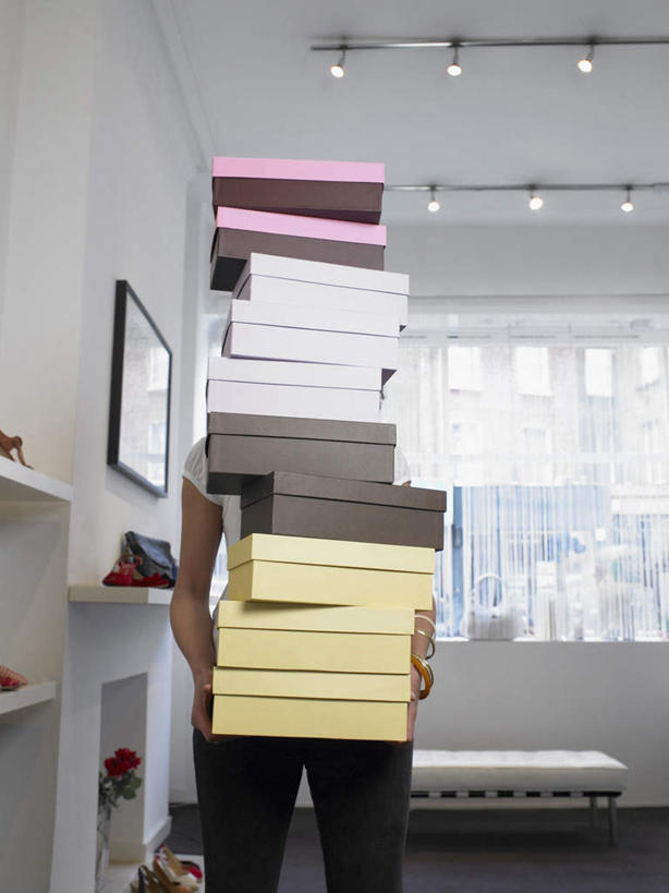 西方人,一个人,站,捧,竖图,室内,白天,正面,鞋,窗户,礼盒,礼物,鞋子,欧洲,欧洲人,仅一个年轻女性,仅一个女性,仅一个人,一堆,一排,许多,堆叠,堆积,服装,整齐,纸盒,墙,皮革,很多,注视,休闲装,玻璃窗,墙壁,墙面,盒子,排列,衣服,包装盒,礼品盒,观察,看,站着,休闲,休闲服,遮,遮掩,服饰,礼品,观看,堆,察看,掩盖,遮挡,队列,关注,遮盖,掩饰,年轻女性,女人,女性,白种人,端,端着,捧着,手捧,站立,半身,彩图,皮鞋