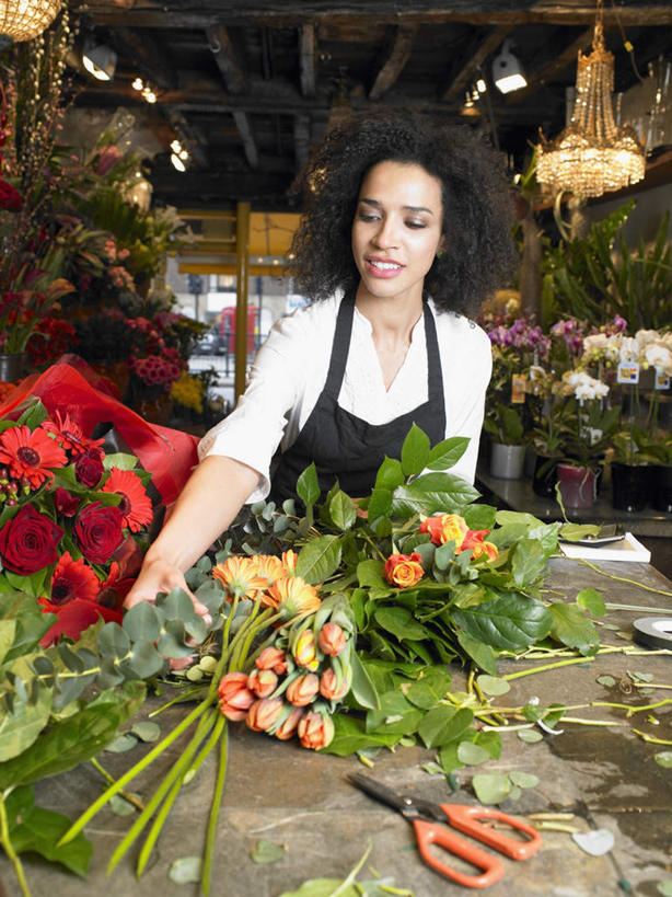 西方人,一个人,花商,花店,商店,站,竖图,室内,白天,正面,工作服,制服,照明,欧洲,欧洲人,仅一个年轻女性,仅一个女性,仅一个人,一堆,许多,握,阴影,堆叠,堆积,盛开,光线,围裙,影子,灯光,很多,拿,花蕾,拿着,注视,商铺,吊灯,灯,花,花瓣,花朵,鲜花,灯具,花苞,花蕊,观察,看,站着,握着,观看,堆,照亮,察看,照明设备,关注,市肆,商号,工作制服,年轻女性,女人,女性,白种人,花店老板,花贩,卖花人,站立,半身,彩图,工作套服,店铺