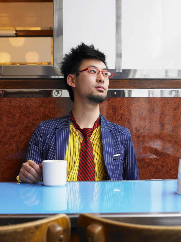 咖啡,西方人,嘴,一个人,竖图,室内,白天,正面,幸福,餐桌,桌子,杯子,椅子,欧洲,欧洲人,仅一个男性,仅一个人,握,服装,瓷器,眼镜,咖啡杯,领带,陶瓷制品,拿,拿着,注视,休闲装,娱乐,饮料,仅一个年轻男性,衣服,观察,看,享受,休闲,温馨,休闲服,放松,乐趣,握着,服饰,餐台,观看,察看,提神,舒适,象征,庄重,关注,咖啡店,瓷杯,醒脑,身份,咖啡屋,近视眼镜,软饮料,正式,地位,男人,男性,年轻男性,白种人,口,口腔,嘴巴,嘴唇,半身,彩图,咖啡馆