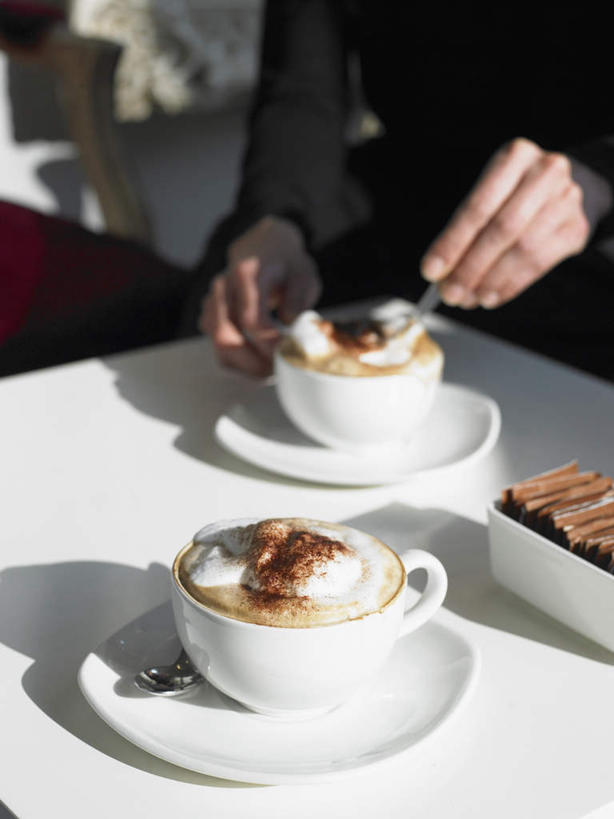 咖啡,西方人,一个人,站,竖图,俯视,室内,白天,工作服,制服,幸福,餐桌,桌子,杯子,欧洲,欧洲人,仅一个年轻女性,仅一个女性,仅一个人,握,阴影,反射,瓷器,影子,卡布奇诺,咖啡杯,陶瓷制品,拿,拿着,注视,娱乐,饮料,观察,看,站着,享受,休闲,温馨,放松,乐趣,握着,餐台,观看,察看,提神,舒适,关注,瓷杯,醒脑,软饮料,工作制服,卡布奇诺咖啡,年轻女性,女人,女性,白种人,站立,半身,彩图,高角度拍摄,工作套服