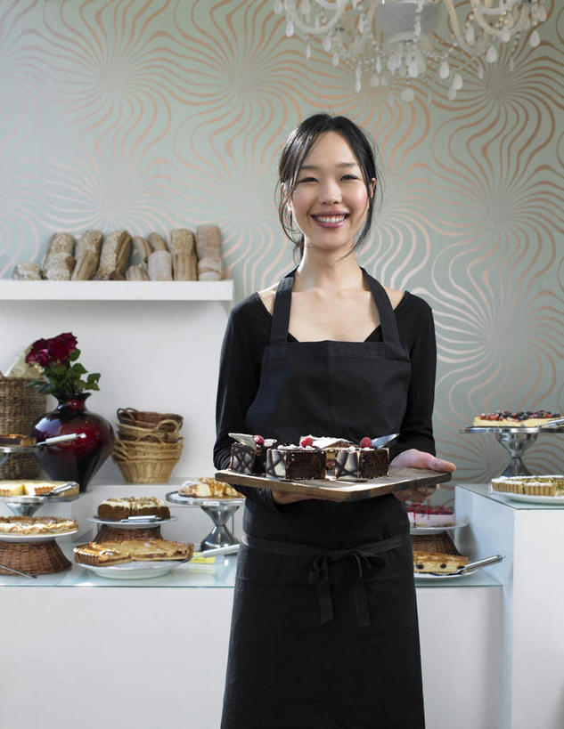 点心,东方人,一个人,站,捧,笑,微笑,露齿笑,竖图,室内,白天,正面,工作服,制服,下午茶,餐桌,桌子,餐具,椅子,照明,亚洲,仅一个年轻女性,仅一个女性,仅一个人,碟子,盘,木椅,墙,灯光,食品,注视,黄种人,吊灯,墙壁,墙面,灯,食物,糕点,盘子,灯具,碟,观察,看,站着,餐台,观看,照亮,察看,照明设备,关注,工作制服,年轻女性,女人,女性,亚洲人,端,端着,捧着,手捧,站立,半身,彩图,工作套服,餐馆,蛋糕