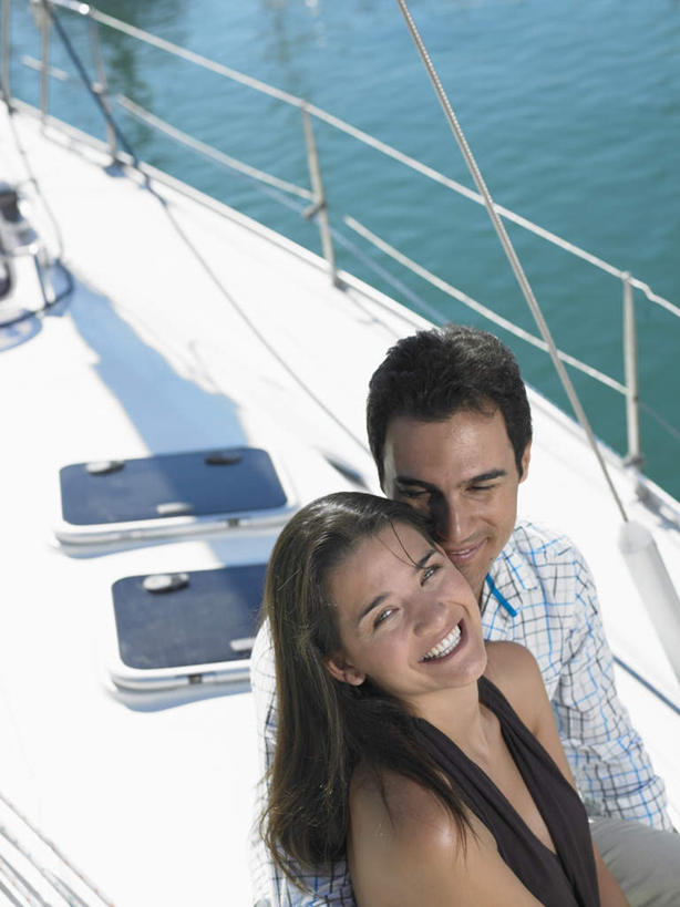 西方人,两个人,站,抱,笑,微笑,露齿笑,竖图,俯视,室外,白天,爱情,海浪,海洋,船,欧洲,欧洲人,阴影,服装,光线,影子,浪花,游艇,浪漫,注视,休闲装,衣服,阳光,海水,交通工具,观察,看,靠,靠着,站着,休闲,温暖,温馨,休闲服,恩爱,恋人,服饰,抱着,观看,和睦,察看,搂着,关注,载具,海景,男人,男性,年轻女性,女人,女性,中年男性,白种人,情侣,大海,风浪,海,海水的波动,近岸浪,涌浪,搂,搂抱,站立,半身,彩图,高角度拍摄,伴侣,融洽