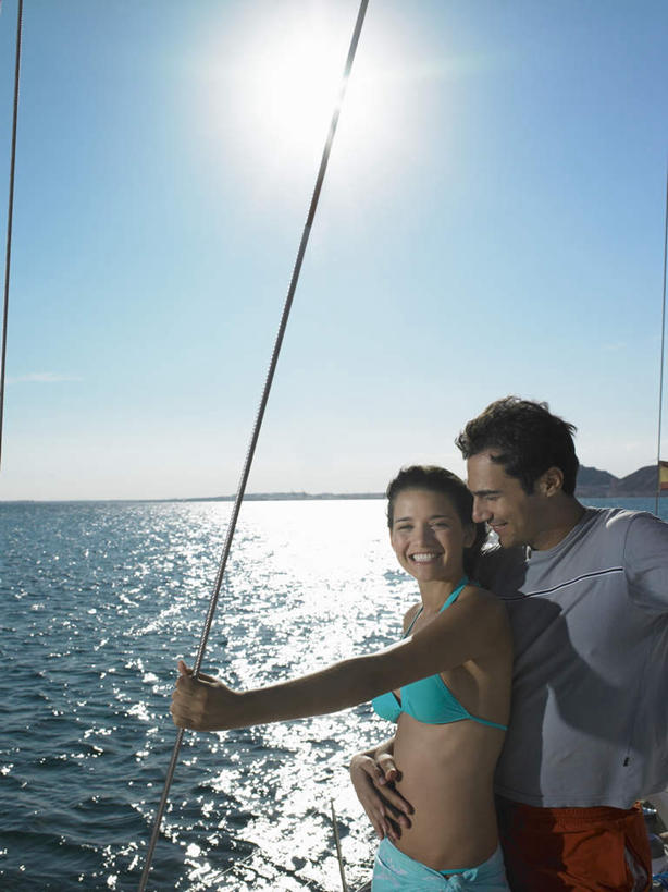 西方人,两个人,家庭,夫妻,站,笑,微笑,露齿笑,竖图,室外,白天,正面,泳装,比基尼,爱情,海浪,海洋,船,欧洲,欧洲人,一艘,握,阴影,服装,光线,影子,浪花,游艇,浪漫,拿,拿着,扭头,注视,休闲装,衣服,蓝色,蓝天,天空,阳光,海水,交通工具,天,观察,看,靠,靠着,站着,转头,休闲,温暖,温馨,一家人,休闲服,恩爱,搭,握着,恋人,服饰,晴朗,观看,和睦,察看,搭着,关注,载具,海景,万里无云,男人,男性,年轻女性,女人,女性,中年男性,白种人,年轻人,夫妇,情侣,大海,风浪,海,海水的波动,近岸浪,涌浪,晴空,晴空万里,站立,半身,彩图,眩光,三点式,泳衣,伴侣,融洽