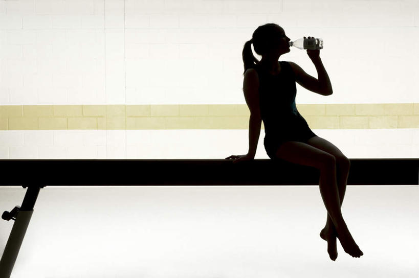 西方人,一个人,运动员,坐,交叉,横图,室内,白天,正面,运动服,平衡木,水,欧洲,欧洲人,仅一个年轻女性,仅一个女性,仅一个人,撑,喝,握,服装,液体,墙,背光,拿,拿着,饮用水,运动器械,墙壁,墙面,一个,衣服,瓶子,塑料制品,矿泉水,健身器械,塑料瓶,握着,服饰,单个,撑着,衣着,穿着,健身器材,逆光,体操服,蒸馏水,相交,交集,衣饰,年轻女性,女人,女性,白种人,体育运动员,运动选手,坐着,彩图,全身,半体服,运动器材,运动装