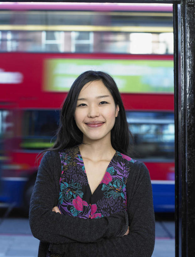 东方人,一个人,站,笑,双手交叉,微笑,竖图,室外,白天,正面,道路,路,公路,公共汽车,车站,亚洲,仅一个年轻女性,仅一个女性,仅一个人,服装,朦胧,模糊,巴士,站台,公交车,交通,注视,休闲装,黄种人,双层巴士,月台,车,衣服,红色,黑色,交通工具,观察,看,站着,休闲,休闲服,服饰,观看,察看,双手抱胸,关注,载具,双层公共汽车,观光巴士,年轻女性,女人,女性,亚洲人,马路,站立,半身,彩图