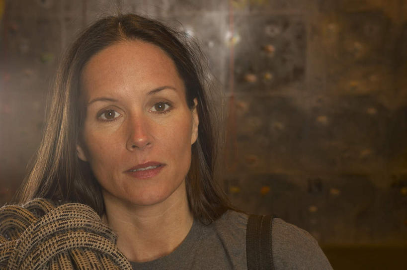 西方人,脸,头,脸颊,背,一个人,站,横图,室内,特写,白天,正面,安全,石头,欧洲,欧洲人,仅一个女性,仅一个人,握,服装,石子,墙,岩壁,带子,防护,拿,拿着,注视,休闲装,肩膀,墙壁,墙面,衣服,安全带,绳子,背着,观察,看,站着,仅一个中年女性,休闲,休闲服,握着,服饰,观看,保护,绳索,察看,关注,保险,安全绳,保全,周全,安稳,安定,背负,攀岩墙,平安,女人,女性,中年女性,白种人,头部,脸部,脸蛋,面部,石块,岩石,站立,半身,彩图