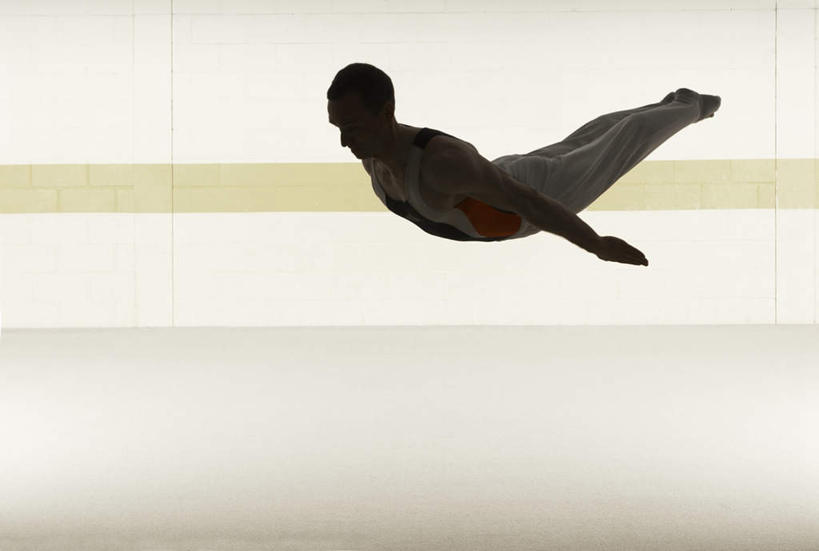 西方人,一个人,运动员,跳,横图,室内,白天,侧面,运动服,锻炼,运动,欧洲,欧洲人,仅一个男性,仅一个人,仅一个中年男性,服装,体操,墙,背光,注视,墙壁,墙面,衣服,观察,看,活力,服饰,观看,察看,优美,衣着,穿着,关注,逆光,自由体操,衣饰,体育,男人,男性,中年男性,白种人,体育运动员,运动选手,跳跃,彩图,全身,健身,运动装