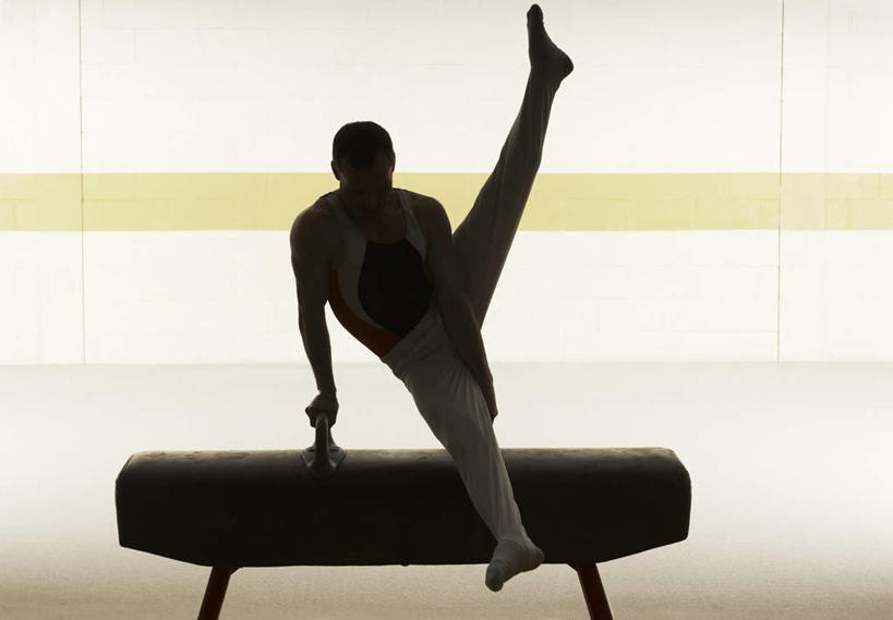 西方人,一个人,运动员,横图,室内,白天,正面,运动服,锻炼,运动,鞍马,欧洲,欧洲人,仅一个男性,仅一个人,仅一个中年男性,撑,服装,体操,墙,背光,注视,墙壁,墙面,衣服,观察,看,活力,服饰,观看,张开双腿,察看,撑着,优美,衣着,穿着,关注,逆光,衣饰,展开双腿,鞍马运动,体育,男人,男性,中年男性,白种人,体育运动员,运动选手,彩图,全身,健身,伸展双腿,运动装